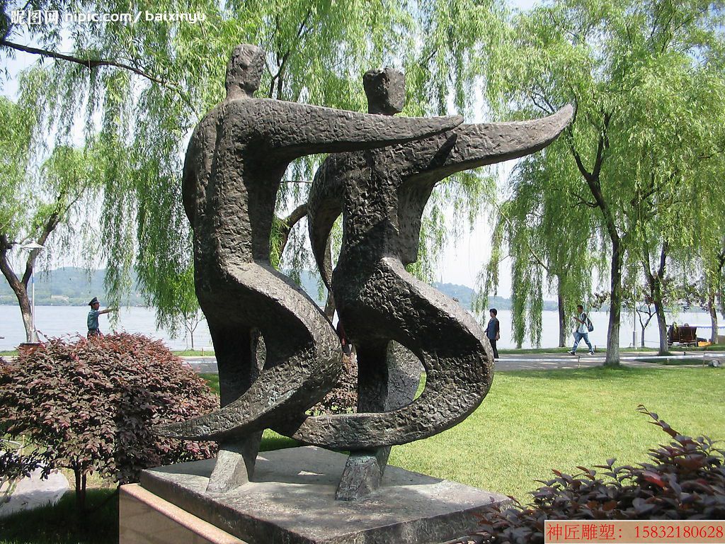 西湖边景观雕塑图片 抽象铜雕塑