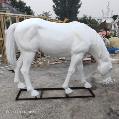 草坪白马雕塑，低头吃草马雕塑定制
